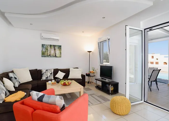 Alexia By ヴィラ *